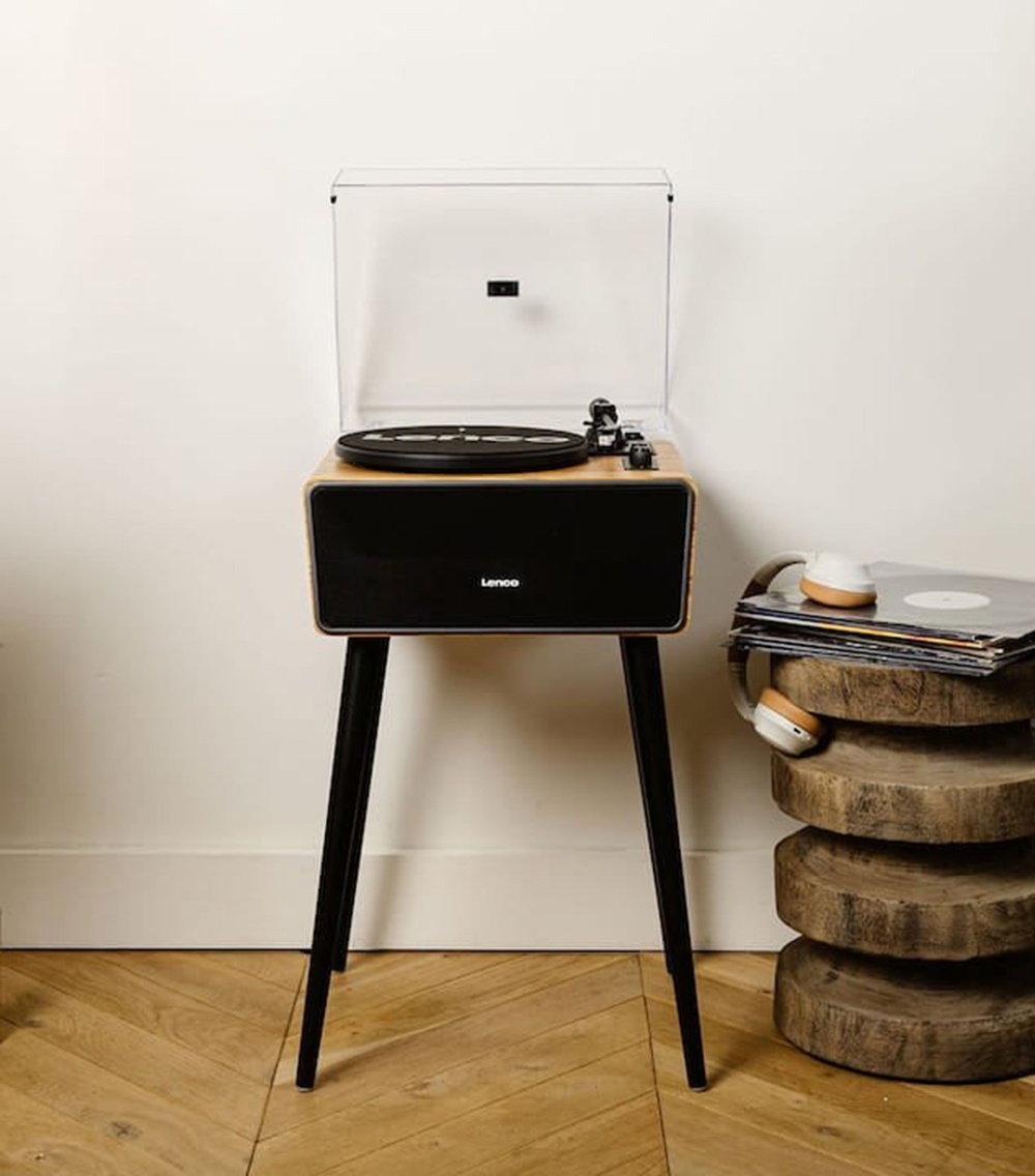 4 Lenco LS-570WA Vinyl Player With Speaker